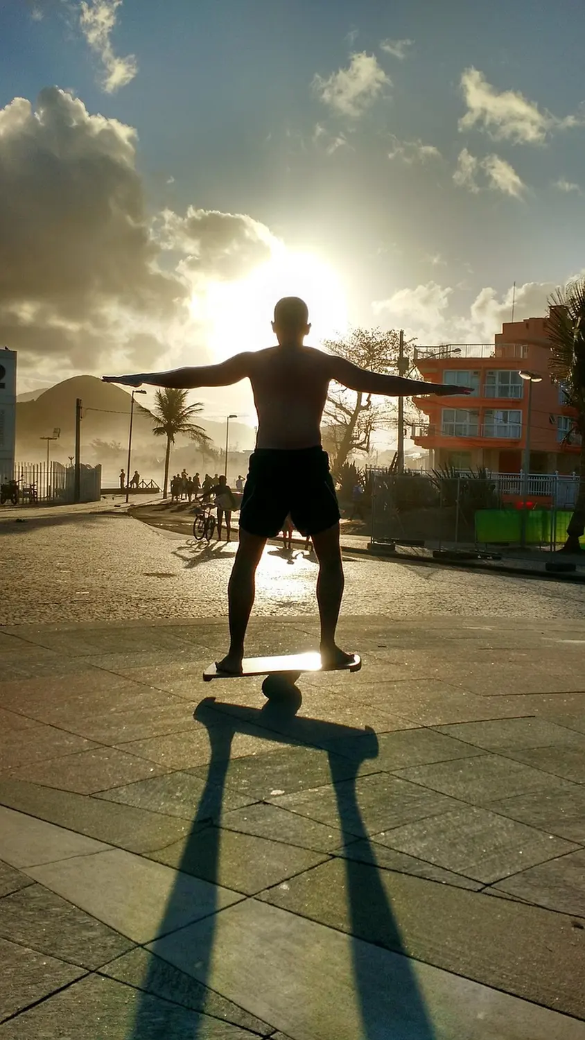 Ein Junge steht auf dem Balance Board von Cynthia Wormuth